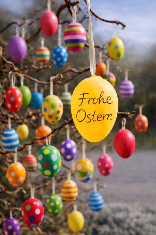 Osterbusch mit bunten Eiern, auf einem Bild steht Frohe Ostern