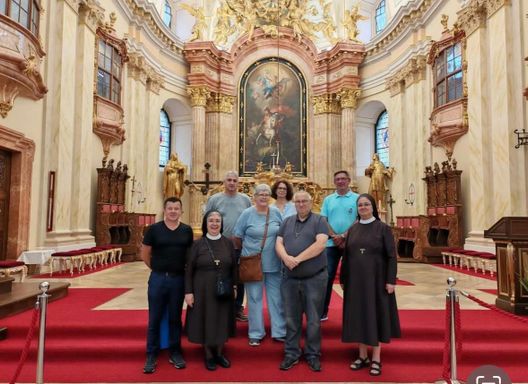 Ein Bild der Besucher in einer Kirche