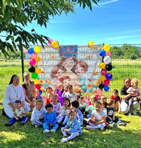 Eine Gruppe von Kindern beim Abschlussfest