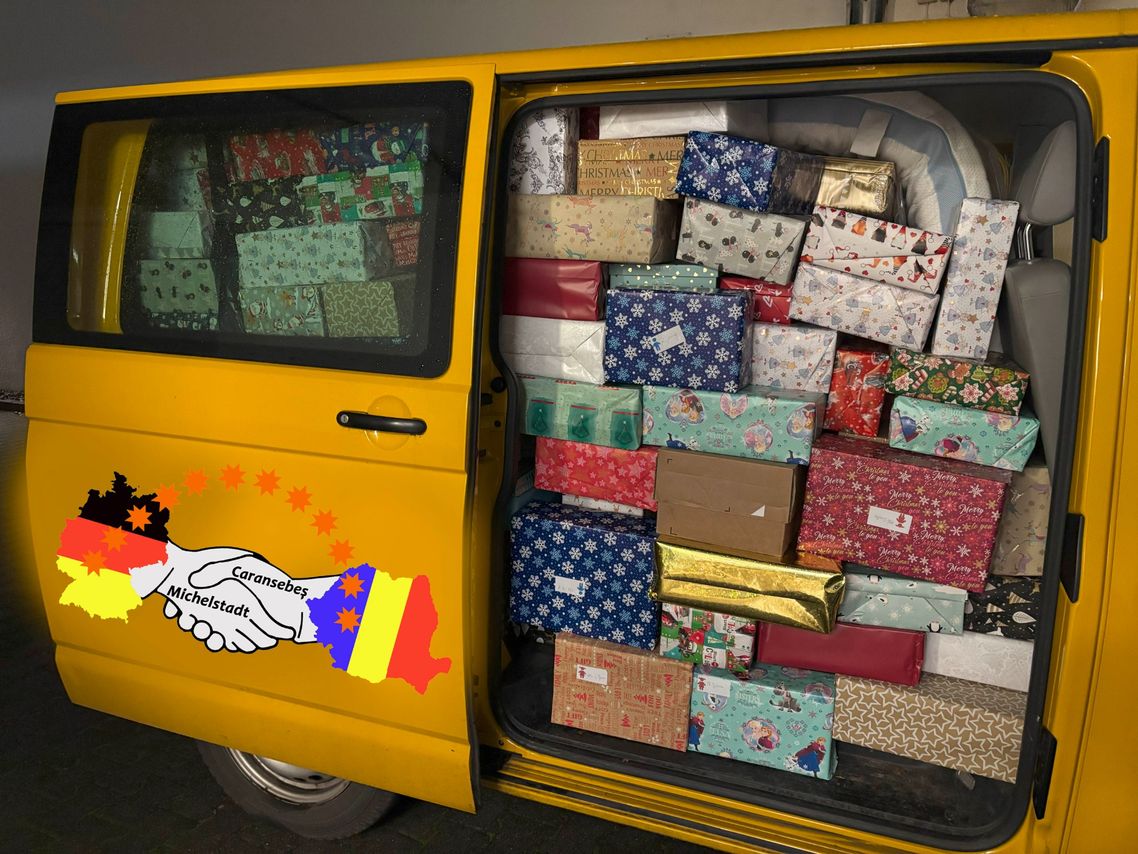 Ein gelber VW-Bus, vollgeladen mit Geschenken