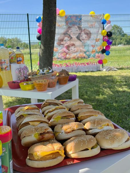Belegte Brötchen auf einem Tablett